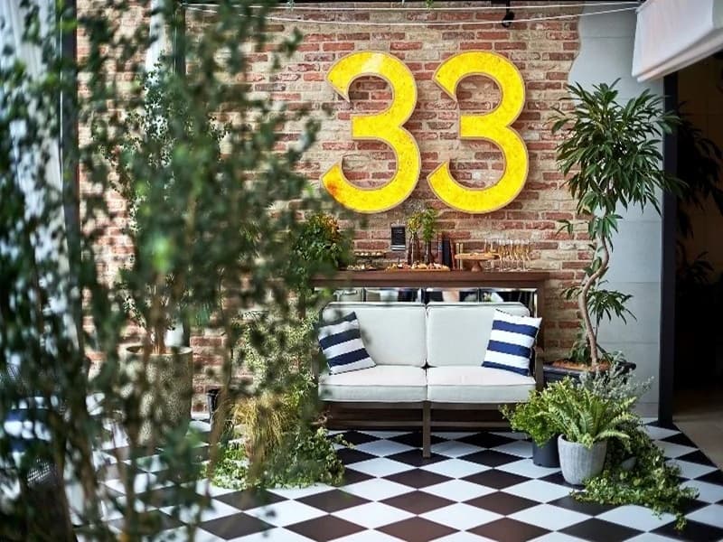 【ラウンジ】同じフロアのカフェ＆バー「Tea＆Bar Terrace」は、少人数の会食や展示会の商談スペースなど様々な場面でご活用いただけます。
パーティー会場･ラウンジと全館を貸し切ったイベント開催も可能です。
