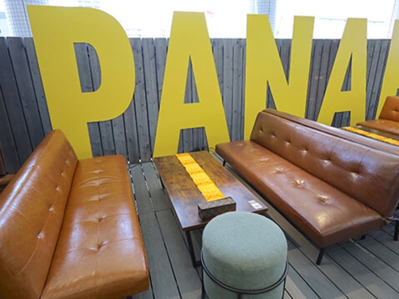 大きなPANAFロゴとレザーソファが印象的なエリア。フォトスポットとしても人気の空間です。