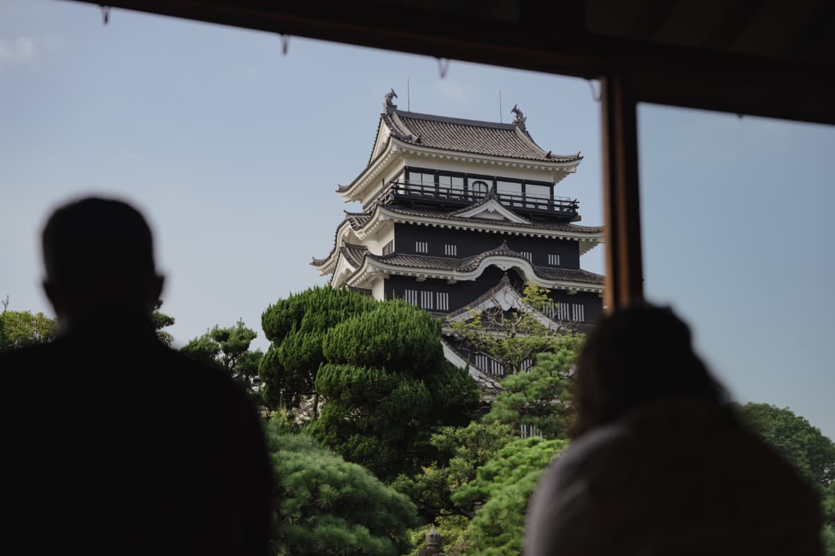 福山城の天守閣を借景とする贅沢空間。日本で唯一の「鉄板張り天守」を楽しめるロケーションです。