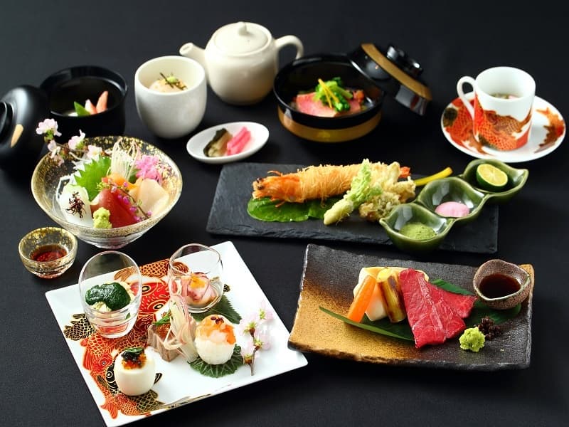 【和食もご用意可能】
当館ではフランス料理だけではなく、和食のご用意もできます。また、フランス料理をベースに和風の味付け、箸で食べられる「フレンチジャポネ」もご用意可能です。