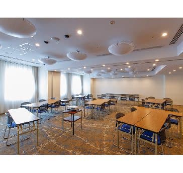 最大シアター型で１００名収容可能です。

お客様の用途に合わせてレイアウトさせていただきます。

「会議・研修・セミナー・展示会・パーティー等」様々なニーズに合わせてご利用いただけます。