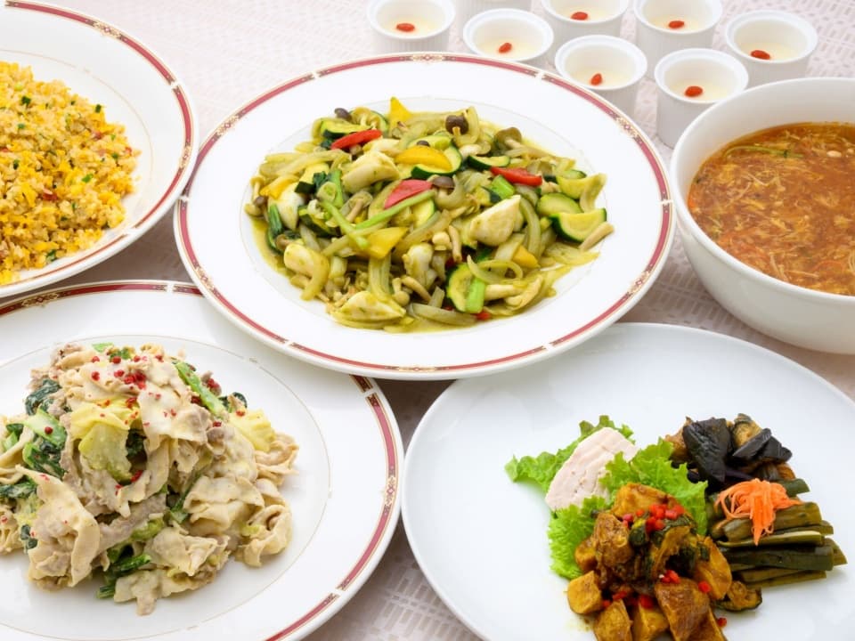 盛込み料理【中華】香りや食感の変化を楽しめる中華料理を、彩りよく大皿に盛り合わせました。皆様で取り分けながら多彩な味わいを楽しめます。