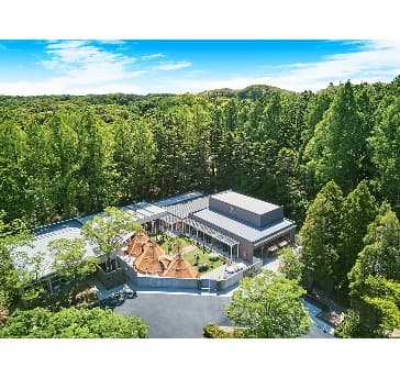80名～100名様ほどまで収容可能で迎賓館の敷地にありながら、しっかりとご利用スペースが分かれておりますので一棟貸切で会場をご利用いただけます。
ガーデンスペースをはさんで２部屋大きなお部屋がございます。そのお部屋を
同時に使用すれば約130名様ほどまで収容可能でございます。