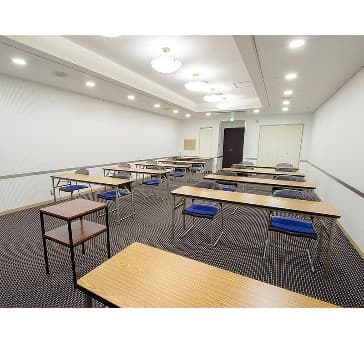 最大シアター型で８０名収容可能です。

お客様の用途に合わせてレイアウトさせていただきます。

「会議・研修・セミナー・展示会・パーティー等」、様々なニーズに合わせてご利用いただけます。