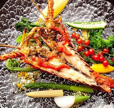 サーブされる時がベストのタイミングになるように、食材に火を通す時間も一皿一皿計算されている