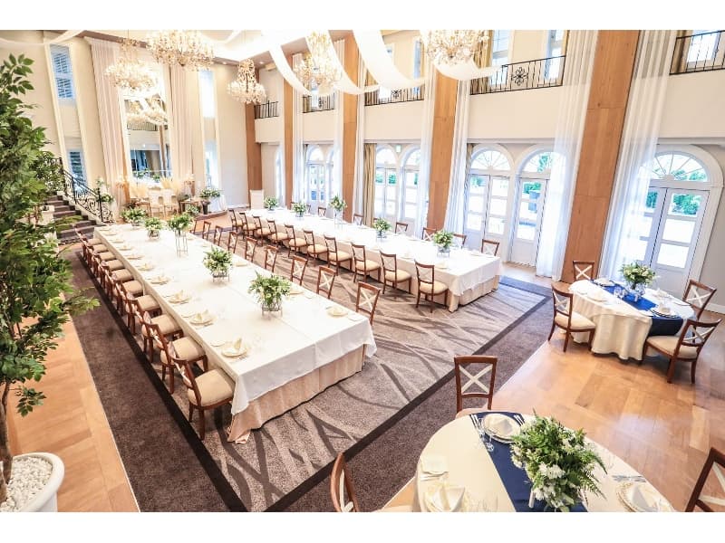 【宴会場：ベネツィア】
バンケット面積　220m²（約67坪）
バンケット天井高　7m
パーティ―会場はソーシャルディスタンシング推進の為の規定に伴ったレイアウトにてご利用いただけます。