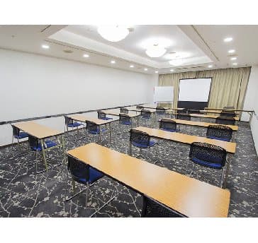 最大シアター型で７０名収容可能です。

お客様の用途に合わせてレイアウトさせていただきます。

「会議・研修・セミナー・展示会・パーティー等」、様々なニーズに合わせてご利用いただけます。