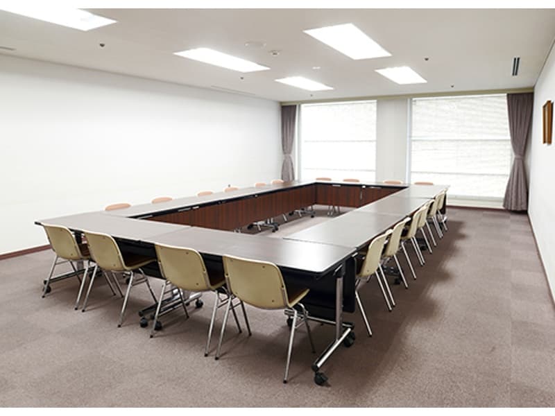 ■４０３号会議室（４階）

少人数の会議や説明会、事務局控室としてのよく利用されています。
４０４号会議室と同じ広さです。