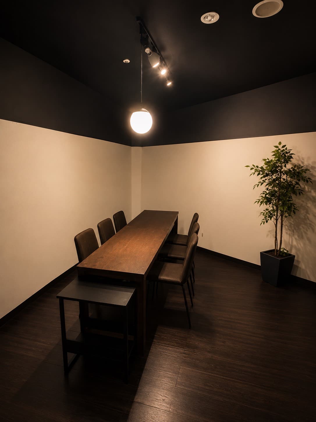 【会場】
控え室のご用意もございます。