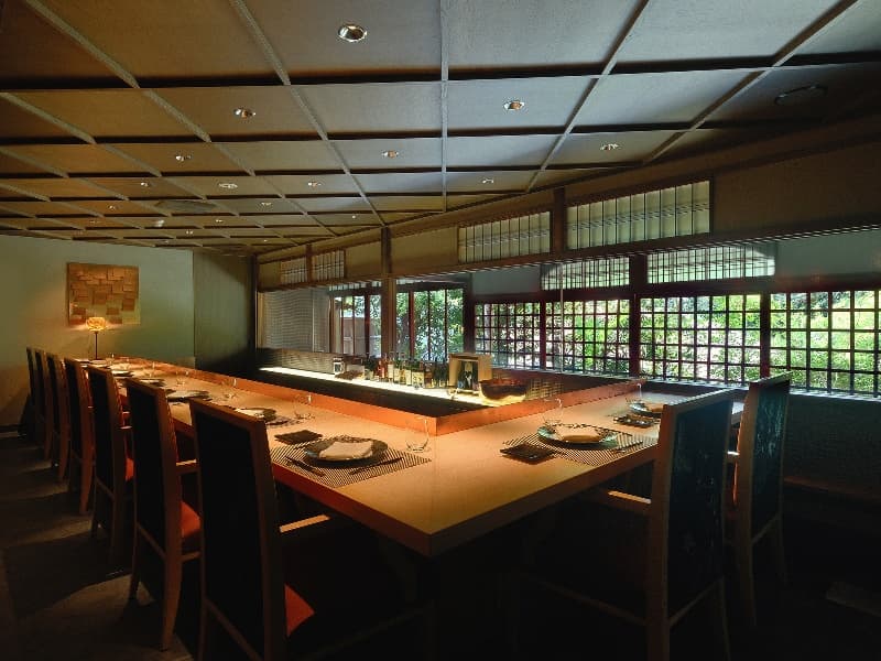 【高台寺 極 -KIWAMI-】
最高の食材を、最高の調理法で、シェフおすすめのワインとともに味わう、美食家のための隠れ家フレンチレストラン。11席限定のプレミアムシートでは、この世で一皿のお料理をオーダーすることも可能。ここは、あなただけのマイレストラン。