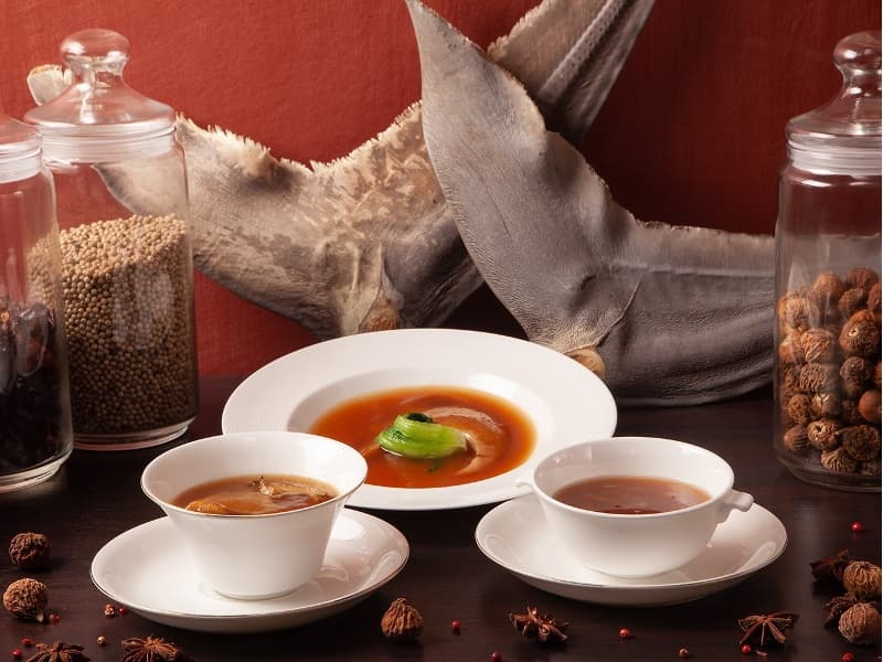 （左）ふかひれと鮑の熱々スープ
（右）ふかひれスープ
（中央奥）ふかひれの姿煮