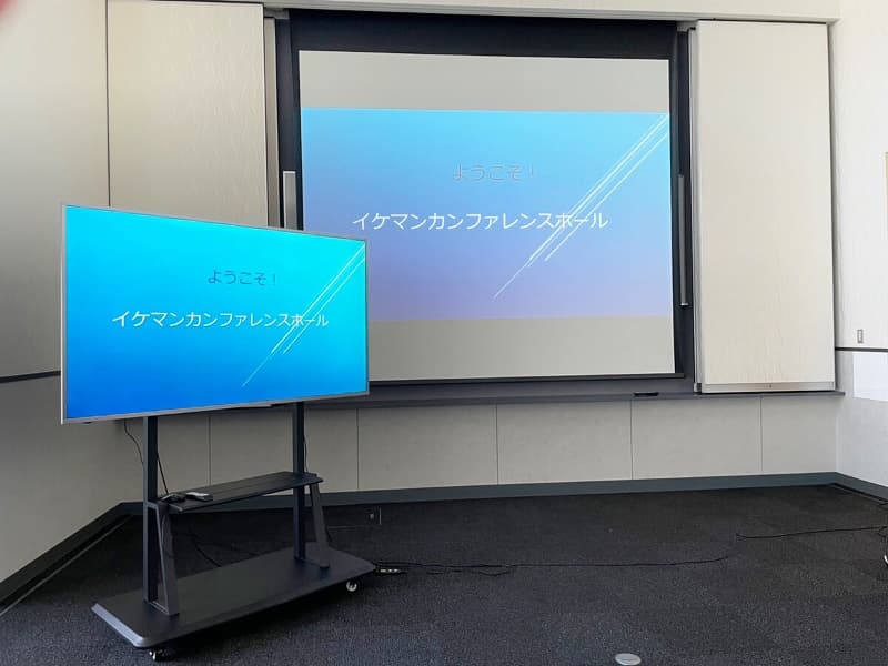 大型モニターございます。プロジェクターの代わりとしてや、ウェビナーやZOOM会議にお使いいただけます。