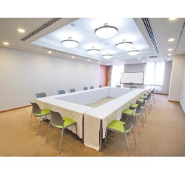 最大シアター型で６０名収容可能です。

企業説明会・講演会・研修会・会議 など様々な用途にご対応致します。
窓が大きく開放感がありアパレル展示会やイベントルームとしてのご利用にも最適です。また、ビル最上階にあり日当たり 眺めも良く最高のロケーション。