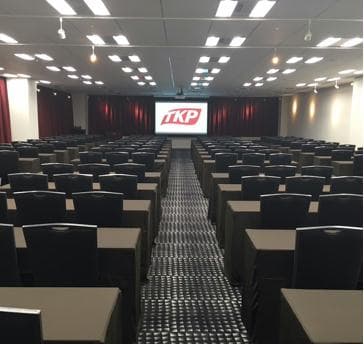 巨大スクリーンでセミナーや会社説明会にも対応。
大小5つの会場+応接室（控室）を備えています。