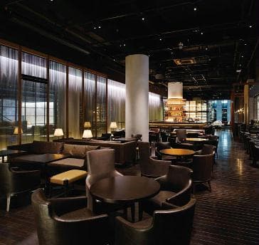 【The BAR】
着席:90名　立食:200名
深い寛ぎと密度感溢れるサウンドが溶け合う天井高5.4mの大空間。BGMという概念を超えた臨場感溢れる外国人ミュージシャンたちのライブが魅力。
※パーティでライヴをご希望の場合はご相談下さい。