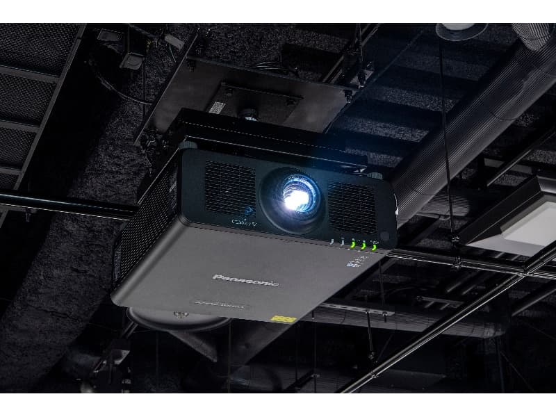 光量8,500lmのプロジェクターに、180インチのスクリーンと、映像設備も常設。