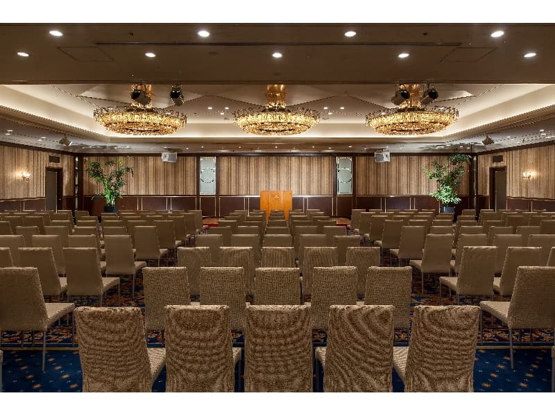 中宴会場「英」　スクール形式150名、シアター形式330名までご利用いただけます。