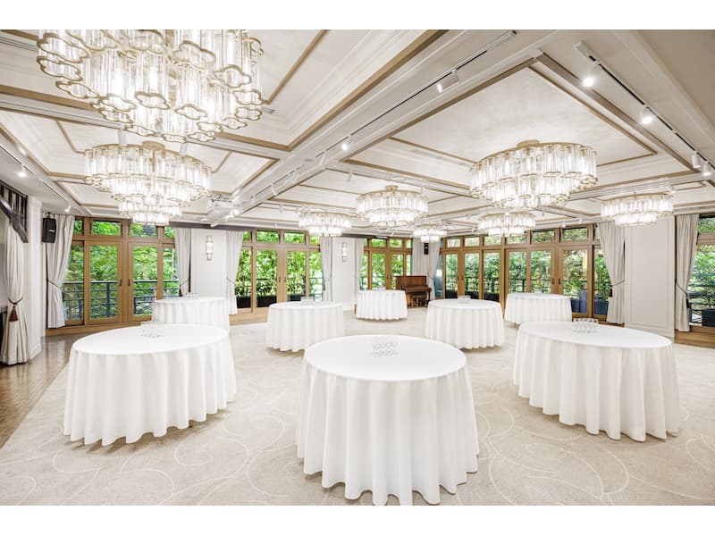 ・2F The Ball Room
2F 着席：128名様 　立食：160名様　面積 150㎡
開放的な二面ガラス張りの窓から差し込む自然光が美しく、「舞踏室」の名を冠する壮麗なバンケットです。