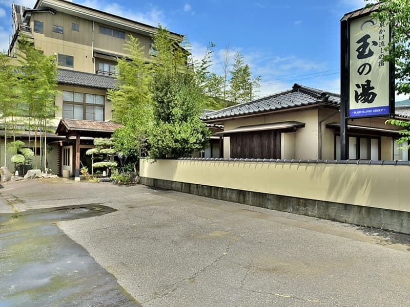 しなの鉄道「戸倉駅」から無料送迎あり（2名〜）。アクセスも安心な温泉旅館で、最大60名の本格宴会をご堪能いただけます。