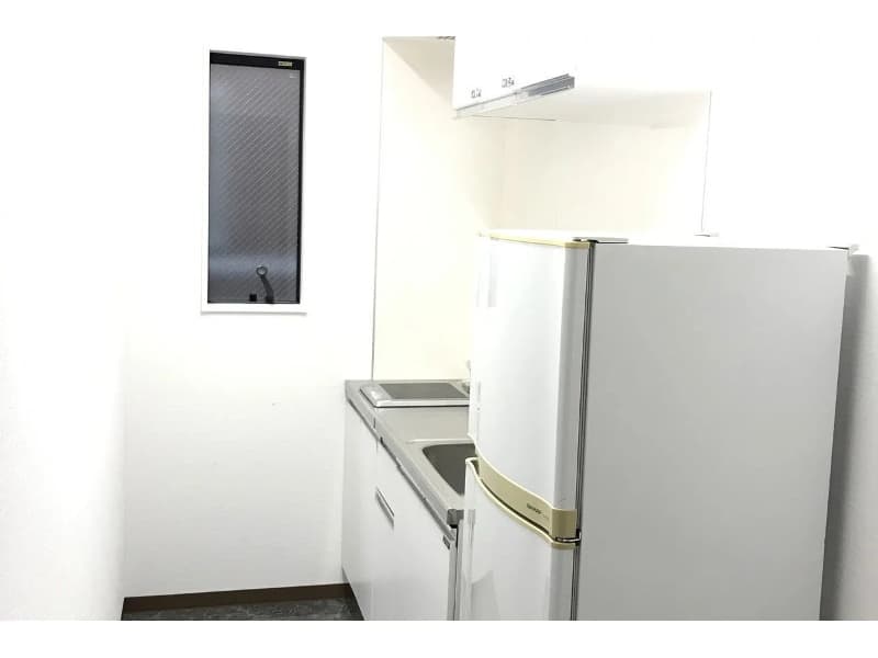 １階共用部に冷蔵庫あり。無料でお使いいただけます。