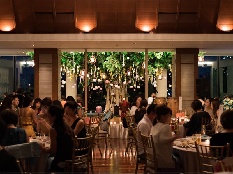 ナイトパーティーでは、夜景と共に照明やキャンドルが素敵な夜を演出。