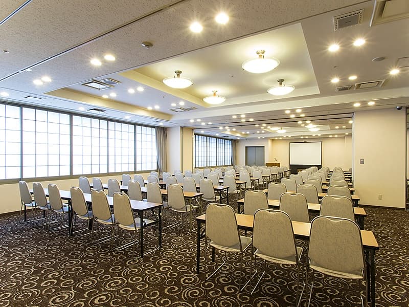 説明会・各種選考会・会議・研修・展示会 等、用途に合わせて選べる大小の会場がございます。
スクール・島型・ロの字型等、ご希望のレイアウトを無料で設営致します。
原状復帰も必要ございません。様々なお客様の多彩なニーズにお応えします。