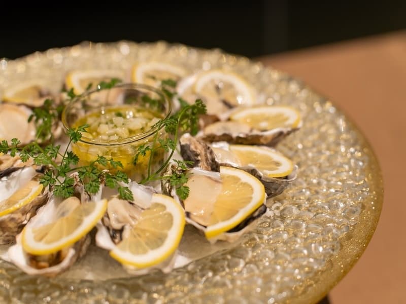 お料理イメージ：牡蠣のコンフィ
季節によりメニュー内容に変更がある可能性があります。