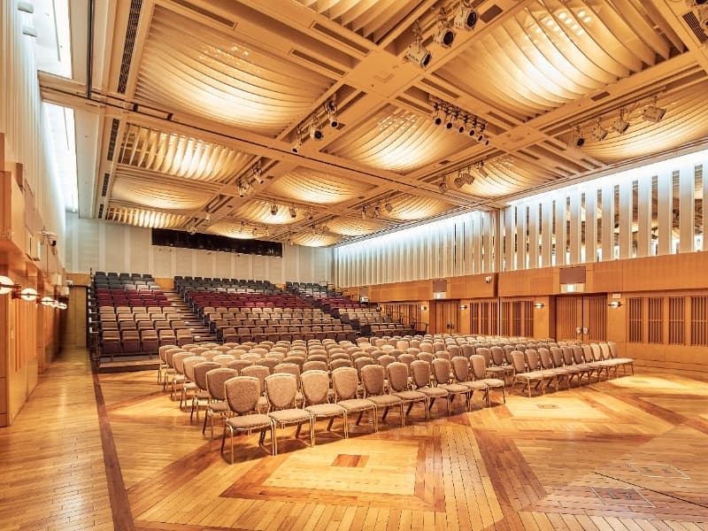 3F SAKURA HALL（サクラホール） 417㎡
スクール形式 1卓2名掛：150名様／1卓3名掛：234名様

天井高5.8メートルのゆったりと解放感のあるバンケットルーム。可動式のステージやスクリーン、収納式の座席でフレキシブルな構造になっています。
