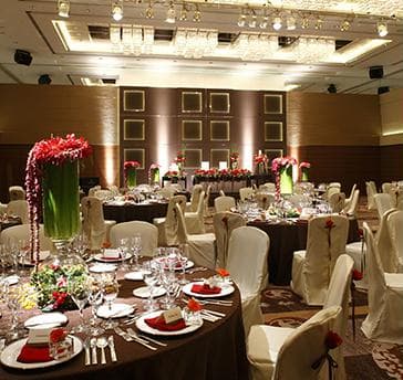 少人数での会議やご会食から企業のパーティー、コンペティションなど多様なニーズにお応えする会場・料理・演出とサービス。全会場Wi-Fi完備。