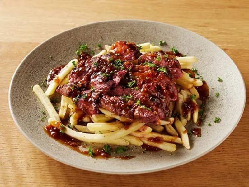 【お料理（例）】
アペタイザーや、溶岩石でグリルしたジューシーで香り豊かなお肉などを、お酒とともにお楽しみください。