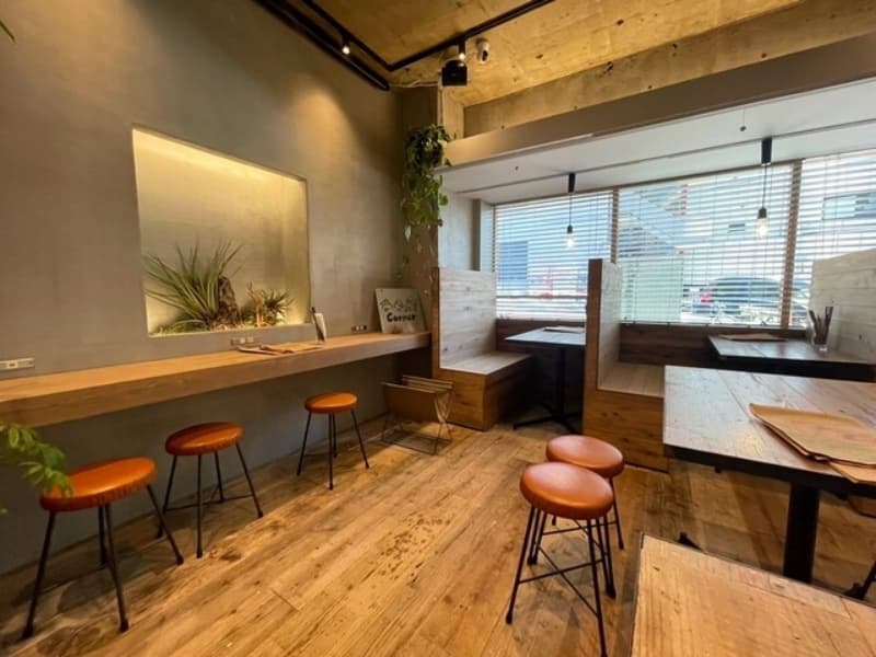 朝から晩まで無数の楽しみ方ができるお店です。アットホームながら設備は充実しており、結婚式二次会・オフ会・企業パーティーなど、幅広い用途に対応可能。池尻大橋で貸切会場をお探しなら、まずはお気軽にご相談ください。