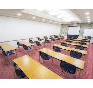 最大シアター型で７０名収容可能です。

お客様の用途に合わせてレイアウトさせていただきます。

「会議・研修・セミナー・展示会・パーティー等」、様々なニーズに合わせてご利用いただけます。