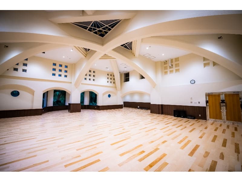 【フォレストプラザ】
多目的ホール。
ダンスや音楽の練習や発表会、美術展、ワークショップ、ヨガなどでご利用いただけます。
椅子を準備すれば会議での利用も可能です。
スクール形式：約150名