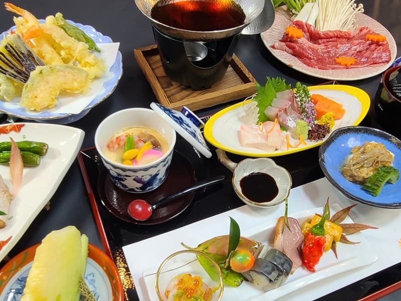【料理一例】
メイン（すき焼き／お刺身盛り）を含め10～12品を提供いたします。
※休前日はメイン料理以外はビュッフェ形式となる場合がございます。