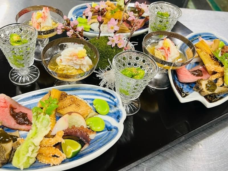 B・Cコース　日本料理の盛り込み 
写真はイメージです
