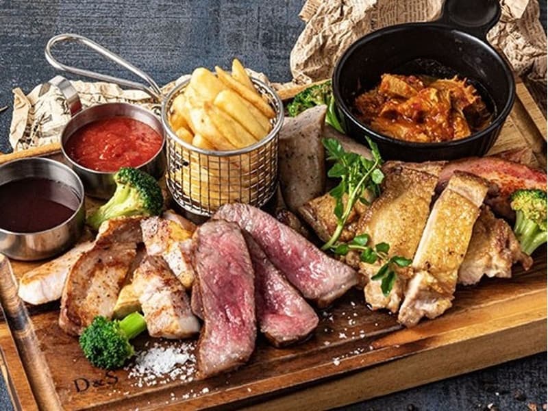 お肉とポテト、彩り野菜が盛り込まれた、宴会にもおすすめのこだわりプレート
