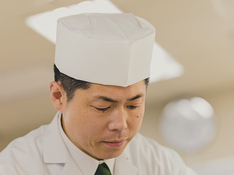 宴会和食料理長　小松 剛(こまつ つよし）
伝統を守りつつ新しいアレンジも加えた「季節を五感で感じていただく日本料理」で、思い出に残る1日を料理でお手伝いいたします。