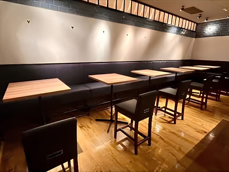 バーカウンター①すぐ近くのシックなテーブル席
落ち着いた照明で歓談タイムも充実