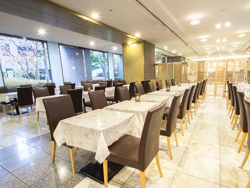 店内最大72名までご対応可能！それ以上の大人数でのパーティー利用ですと、ホテル内にあるホール会場にてご利用いただけます。
お客様のご利用用途に合わせてテーブルレイアウトも変更可能です。