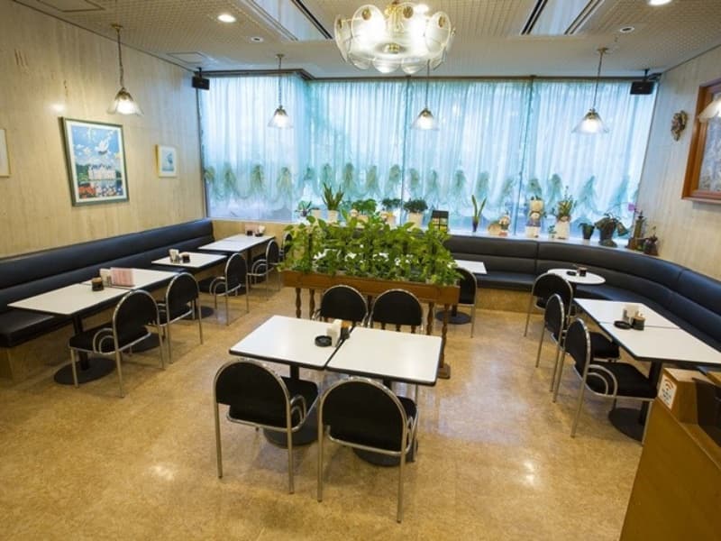 「朝食会場」
場所 : 1F
営業時間 : 7:00a.m. ～ 21:00p.m.
朝食内容は和食、洋食からお選びいただけます。
チェックインの際にフロントにお申し付けくださいませ。
※朝食のお時間は7:00a.m.～9:00p.m.までとなっております。
お飲み物や軽食もご用意しておりますので、お気軽にご利用ください。