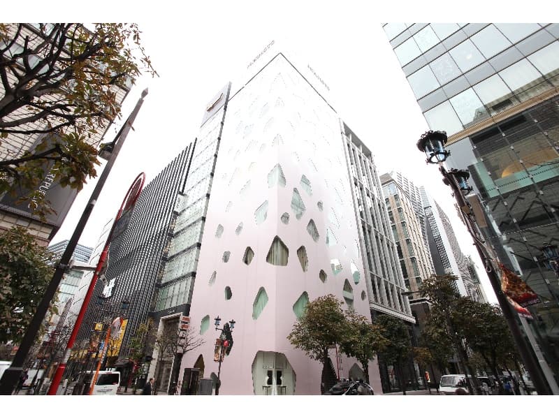 銀座駅から歩いて3分の好立地。おしゃれなデザインが際立つ、MIKIMOTOビル。
