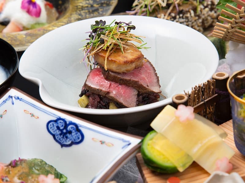 ■伝統と革新　自慢の日本料理■

見た目も、味も、使っている食材も、日本料理の技法を守りながら新しい洋の食材も用いて新たな懐石に日々挑戦しています。和食の素晴らしさと親しみやすさと驚きと繊細さを「天空の庭 星のなる木」で五感で感じてください。