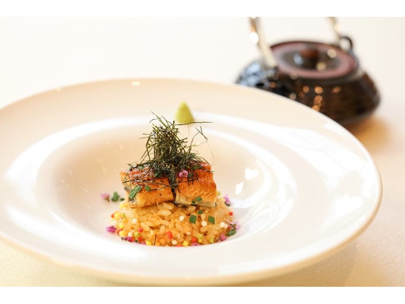 当日は五感で楽しむ出来立てのお料理を提供し、パーティーを演出いたします。お料理は、コース料理・ビュッフェからお選びいただけます。