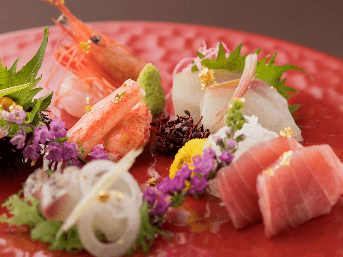 旬の食材を最大限に活かした会席料理をご用意。四季を感じるこだわりのお食事をお楽しみください。