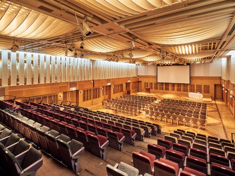 3F SAKURA HALL（サクラホール） 417㎡
スクール形式 1卓2名掛：150名様／1卓3名掛：234名様

天井高5.8メートルのゆったりと解放感のあるバンケットルーム。可動式のステージやスクリーン、収納式の座席でフレキシブルな構造になっています。