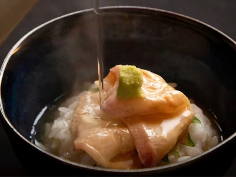 旬の食材を使用し、素材を生かした一品。湯気立ち上る温かな一鉢が、季節の恵みをまるごとお届けします。