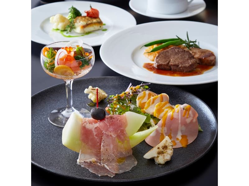 ■洋食セットスタイル②
コース料理のボリューム感はそのままに、大きいお皿に複数の料理を盛り付けてサービス回数を制限。ホテルスタッフとお客様との接触機会を出来る限り減らす工夫をした食事スタイルです。（新型コロナ感染症対策）