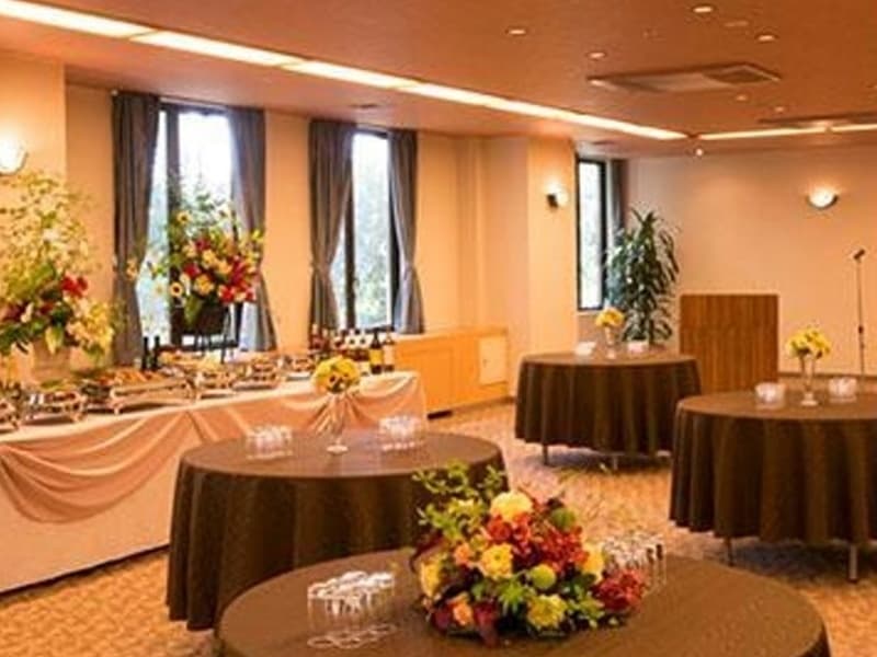 ガーデンルーム:
立食パーティー一例。企業の周年パーティーや事業所のお披露目パーティー、同窓会などにご利用ください。