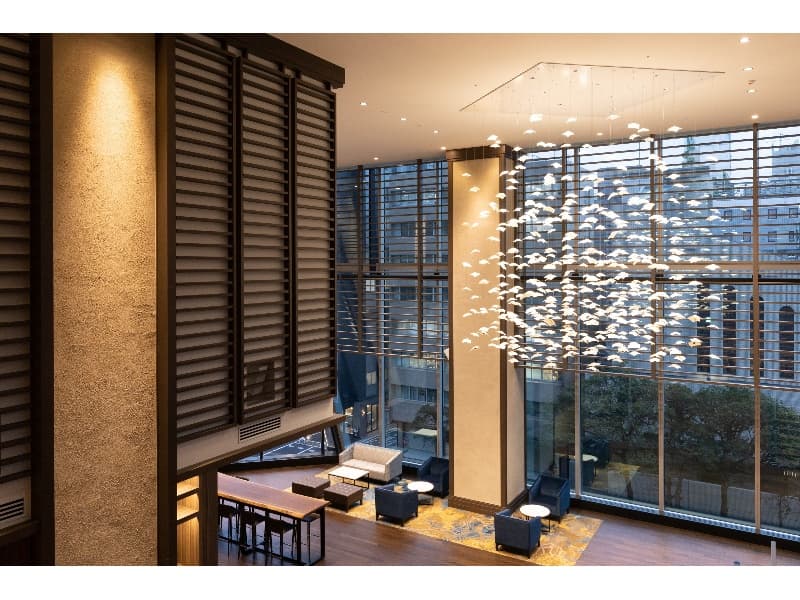 3F Entrance Lobby
光溢れる8mの吹き抜けロビーでは、リフレッシュいただけるよう落ち着いた雰囲気を演出。全館貸切利用時は、展示やレセプションスペースとしてもご使用いただけます。