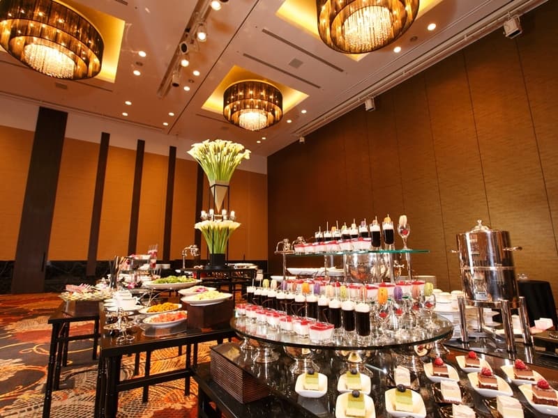 2階大宴会場「グランドボールルーム」595㎡　　　立食ビュッフェ（一例）※分割利用可